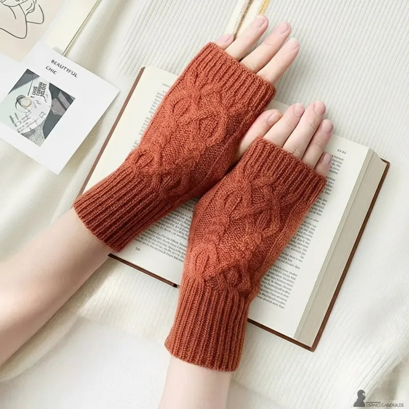 Damenstrickhandschuhe, strukturierte rote Handschuhe, die beim Lesen in einem schlichten Rahmen getragen werden - Espace Cagoules