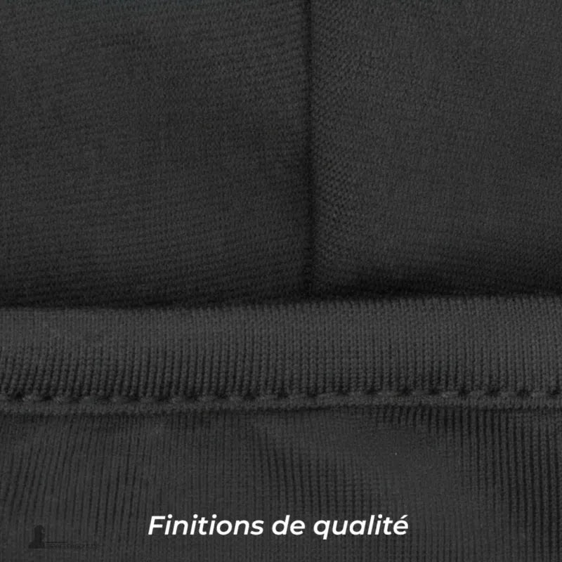 Moto cagoule noire avec coutures solides et finitions de qualité visibles en gros plan