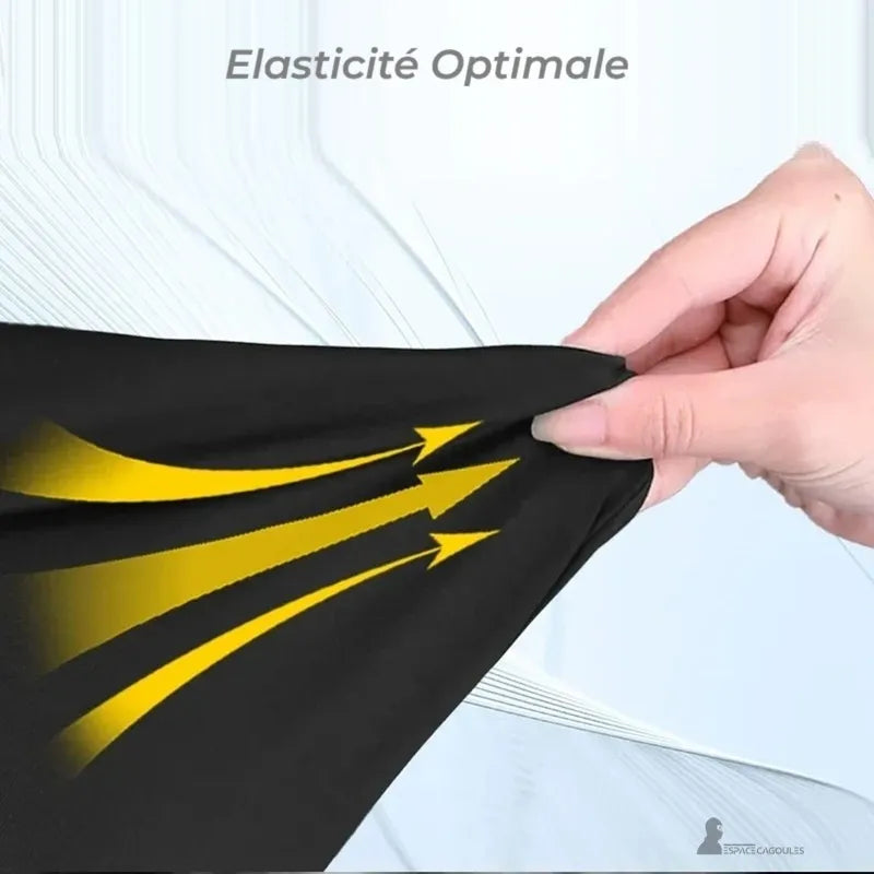 Moto cagoule noire extensible montrée avec élasticité optimale du tissu