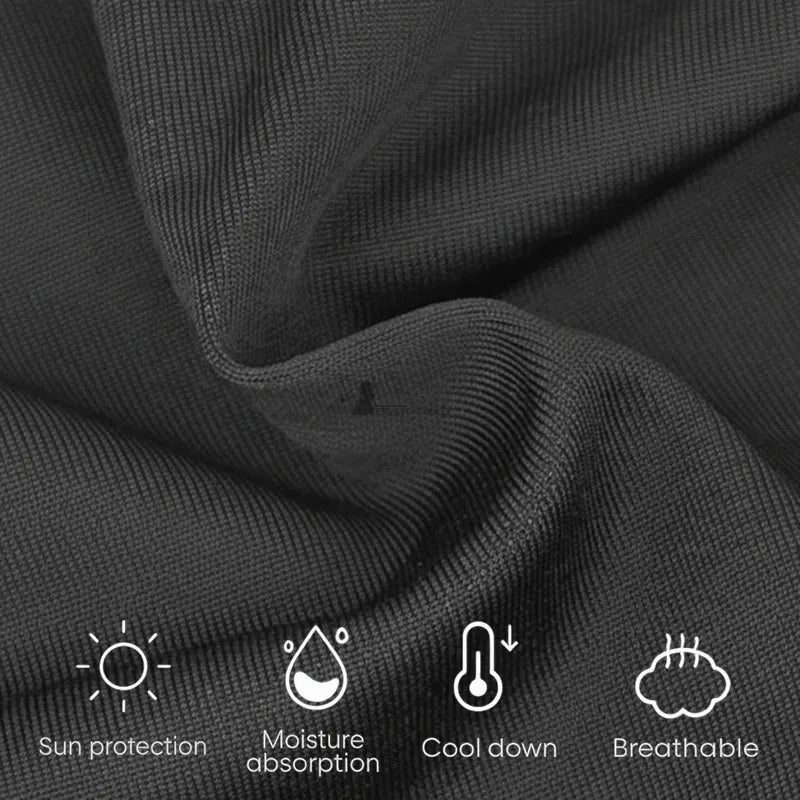 Moto cagoule noire en tissu technique respirant et protecteur en gros plan