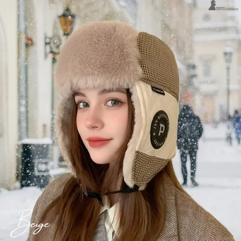 Ouchanka femme portée en extérieur urbain, chapka en polaire douce avec cache-oreilles rabattables et forme couvrante, vue de face avec environnement de rue enneigée - Espace Cagoules