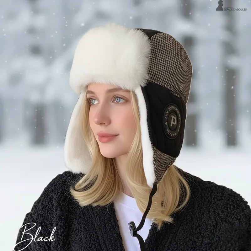 Ouchanka femme portée en extérieur enneigé, chapka en matière polaire avec cache-oreilles intégrés et forme structurée protégeant la tête et les côtés du visage, vue de profil - Espace Cagoules