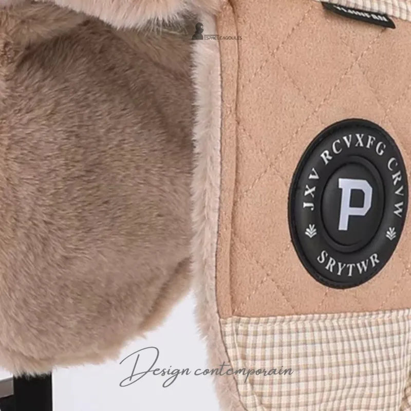 Ouchanka femme détail de conception montrant la matière polaire, la surface textile matelassée et le patch décoratif, vue rapprochée sur les finitions - Espace Cagoules