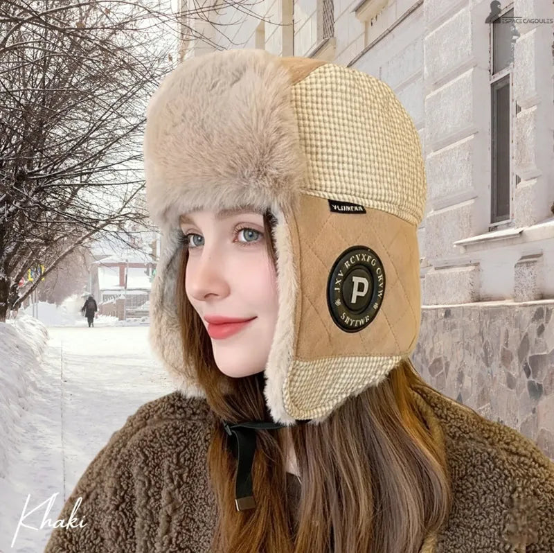 Ouchanka femme portée en extérieur urbain enneigé, chapka hivernale en polaire avec cache-oreilles épais et design structuré, vue trois quarts - Espace Cagoules
