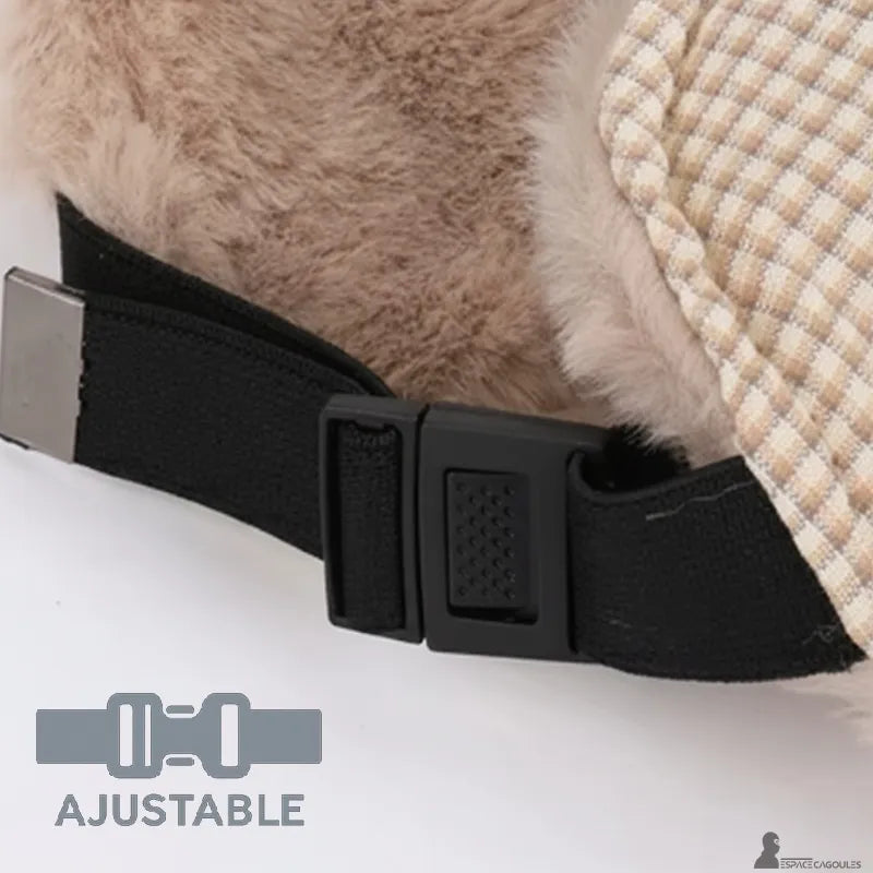 Ouchanka femme détail de la sangle de maintien ajustable avec boucle de serrage, chapka en polaire offrant un ajustement sécurisé sous le menton - Espace Cagoules