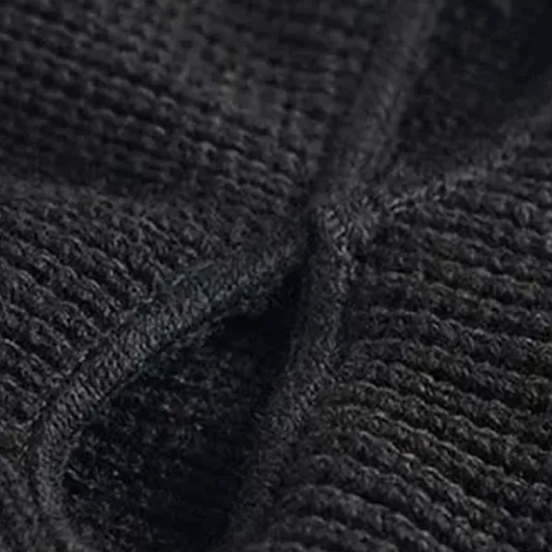 Passe Montagne Cagoule noire gros plan sur couture et ouverture des yeux, mettant en valeur la qualité du tissu et la résistance de la maille.