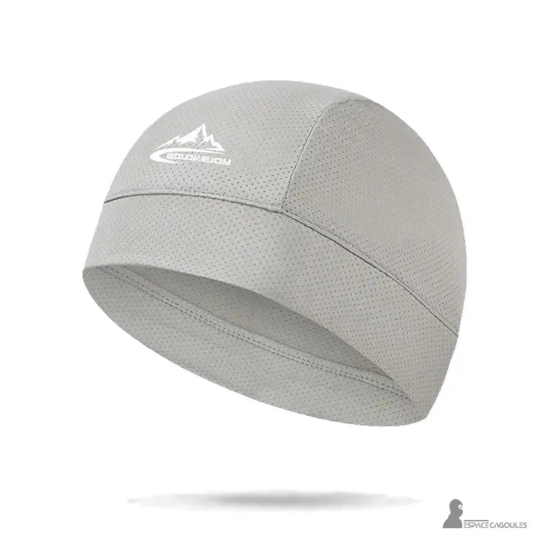 Vanlig ljusgrÄ sommarhjÀlm, perfekt för att skydda din hjÀlm frÄn svett under utomhusaktiviteter.