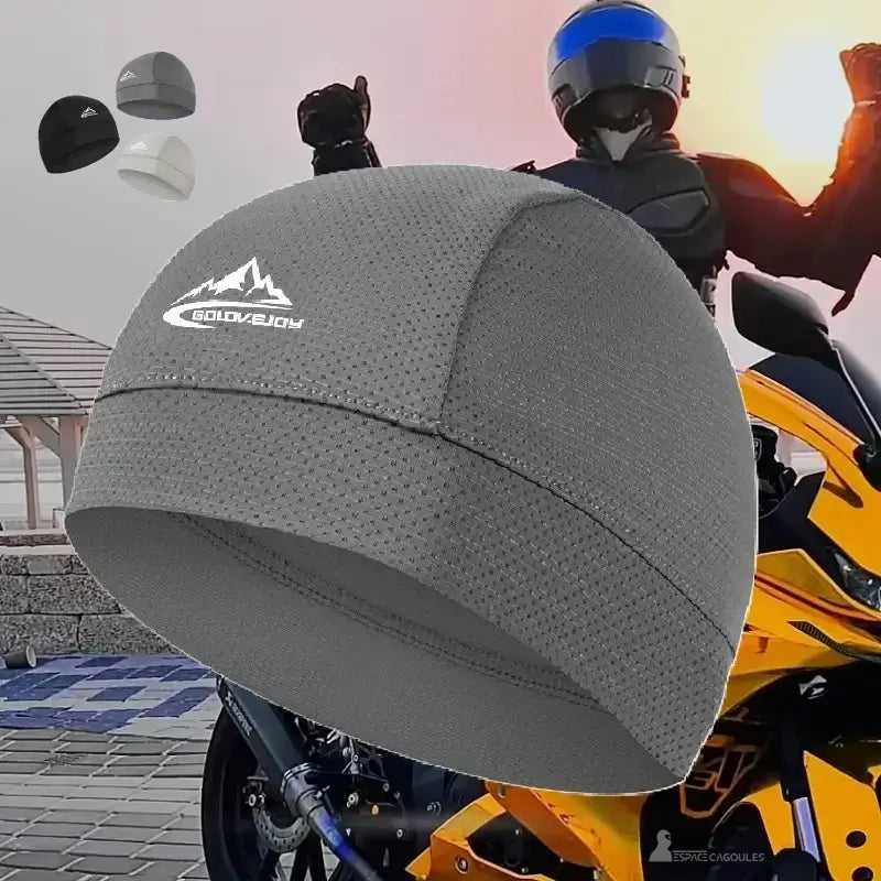 SommarhjÀlm för motorcykel, perfekt för varma dagar, med en cyklist mot bakgrund av solnedgÄngen.