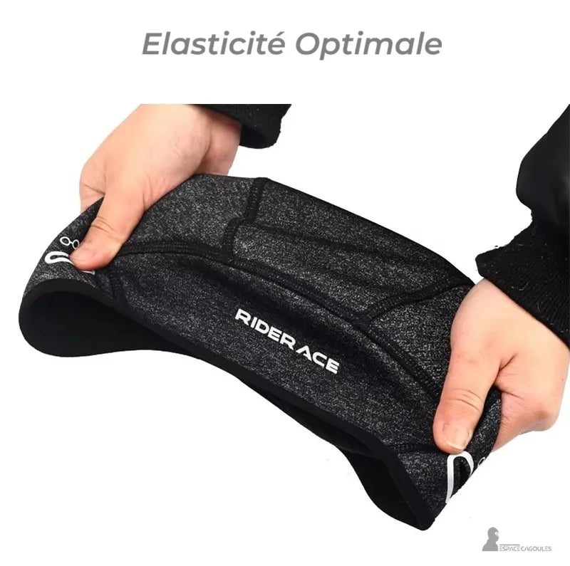 Sous casque vélo route extensible démontré avec élasticité optimale, matière souple et ajustée pour épouser la forme de la tête sous le casque de vélo