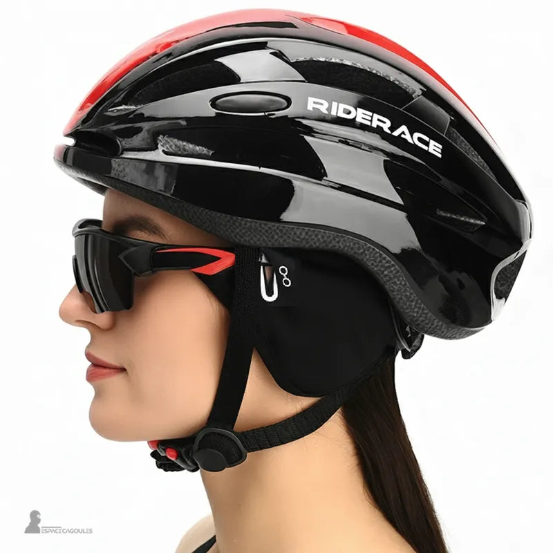 Sous casque vélo route gris porté par femme sous un casque rouge et noir, associant protection coupe-vent et confort pour sorties cyclistes hivernales