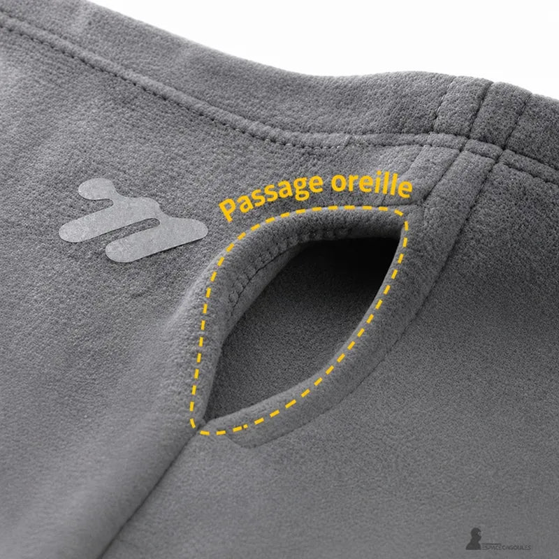 Détail du passage oreille découpé dans la polaire pour caler le tour de cou sous le casque - Espace Cagoules