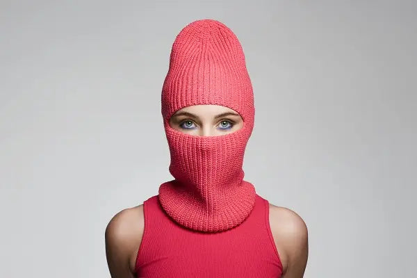 Photo d'une femme portant une cagoule rose , illustrant la collection Cagoules Rose de Espace Cagoules