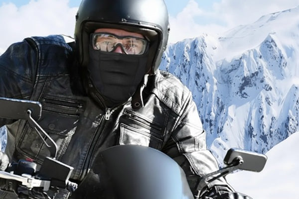 Cagoule moto hiver portée sous casque par un motard roulant dans un environnement hivernal - Espace cagoules