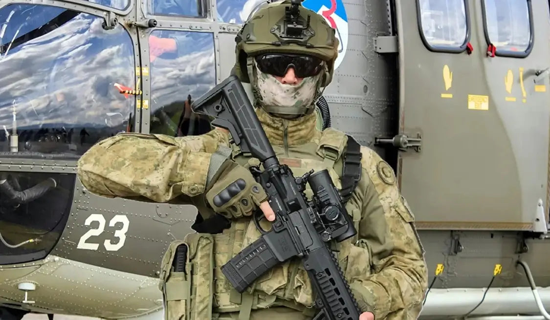 Militaire portant une cagoule camouflage, posté devant un hélicoptère dont il assure la garde - Illustration de la collection cagoule Militaire