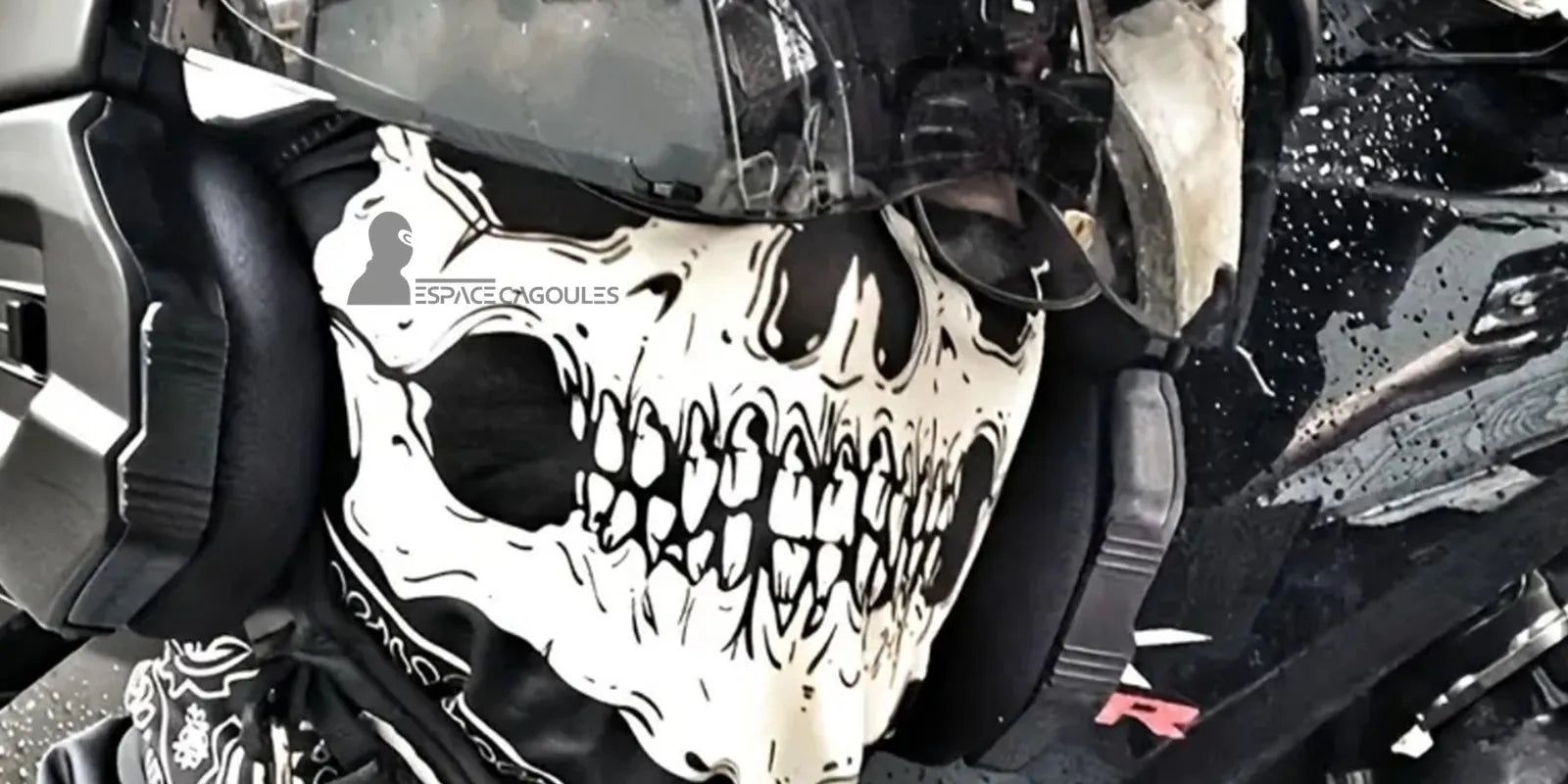 Cagoule Tête de Mort réaliste blanche et noire portée sous casque moto avec visière transparente et écouteurs intégrés