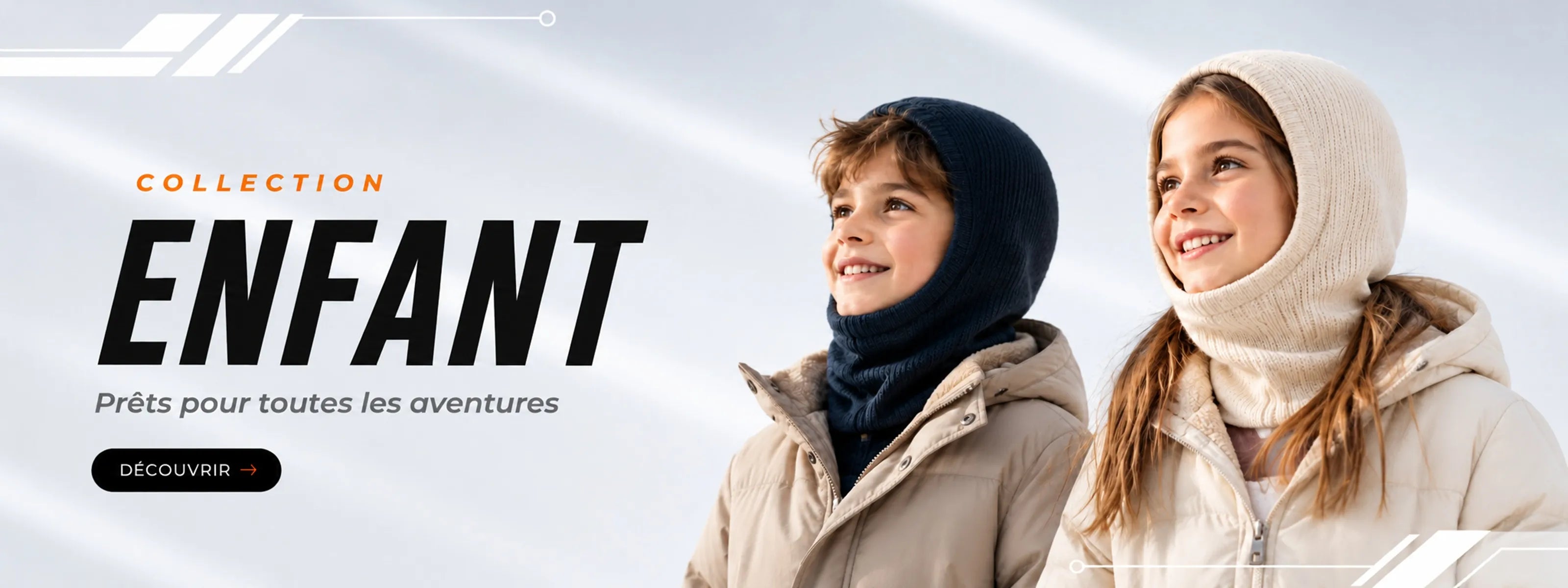 Bannière de la collection enfant montrant deux enfants portant une cagoule tricotée bleu marine et écrue en hiver - Espace Cagoules