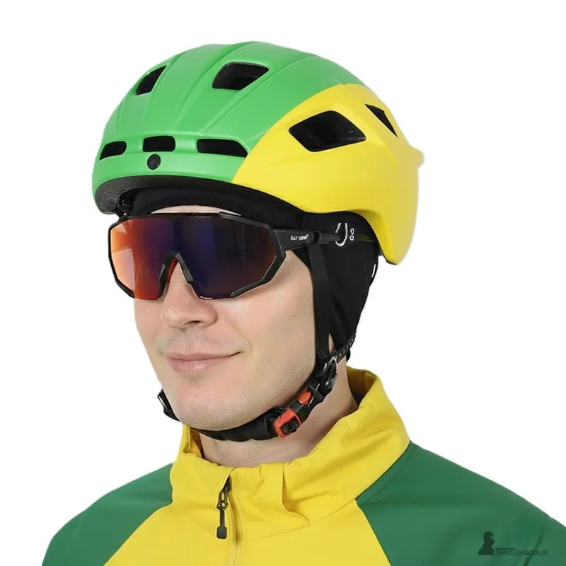 Bob Unterhelm für das Fahrrad, das unter einem grün-gelben Helm getragen wird, mit Schwimmbrille und gelb-grüner Fahrradjacke, Espace Cagoules