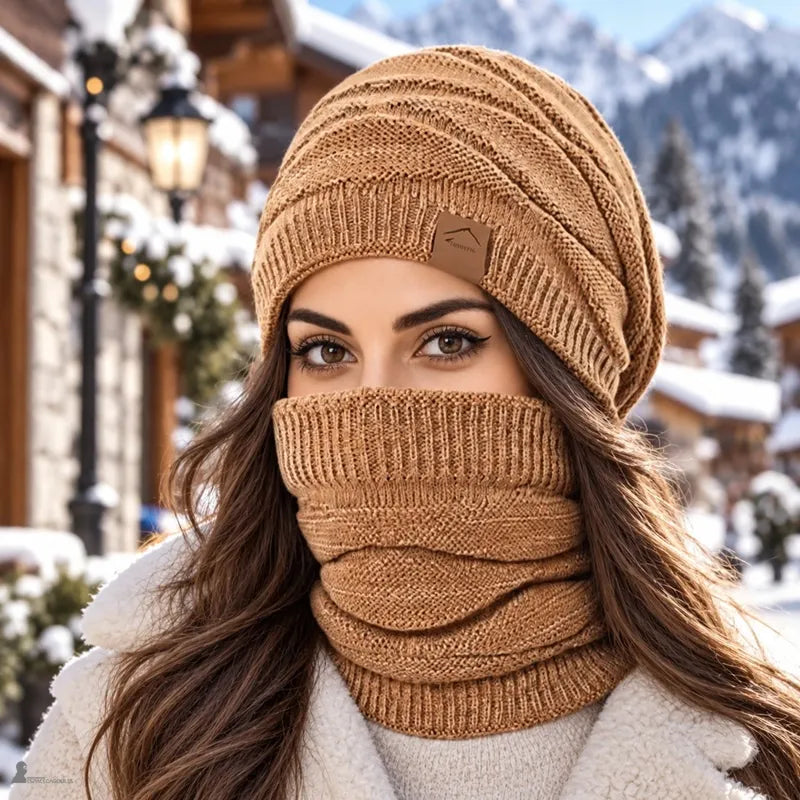 Femme portant le bonnet cagoule 2 en 1 Duo, tour de cou remonté jusqu'au nez dans un village de montagne - Espace Cagoules