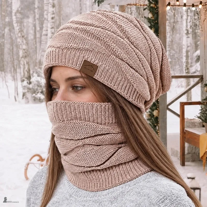 Femme portant le bonnet cagoule 2 en 1 Duo rose, tour de cou remonté sur le nez en hiver - Espace Cagoules