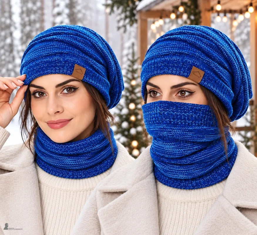 Femme portant le bonnet cagoule 2 en 1 Duo bleu, tour de cou baissé puis remonté sur le nez - Espace Cagoules
