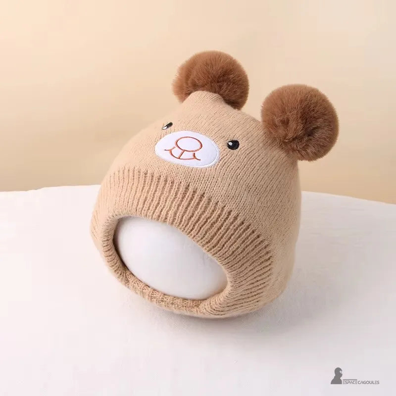 Bonnet Cagoule bébé beige en tricot avec oreilles rondes posé sur table neutre, bonnet chaud et mignon pour hiver, Espace Cagoules