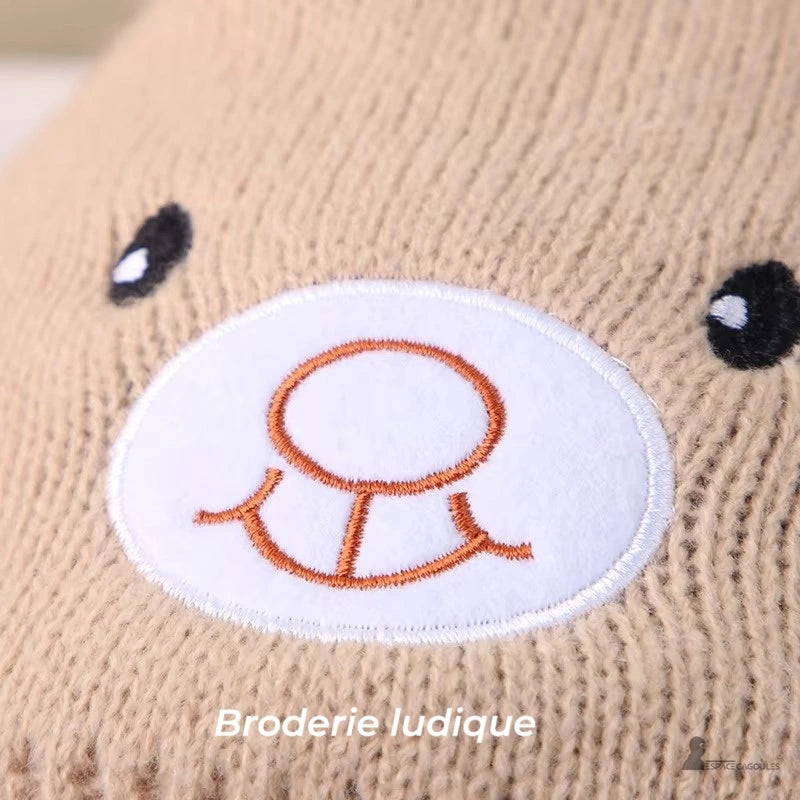 Bonnet Cagoule bébé gros plan broderie museau ours ludique sur tricot beige, détail visage animal enfantin, Espace Cagoules