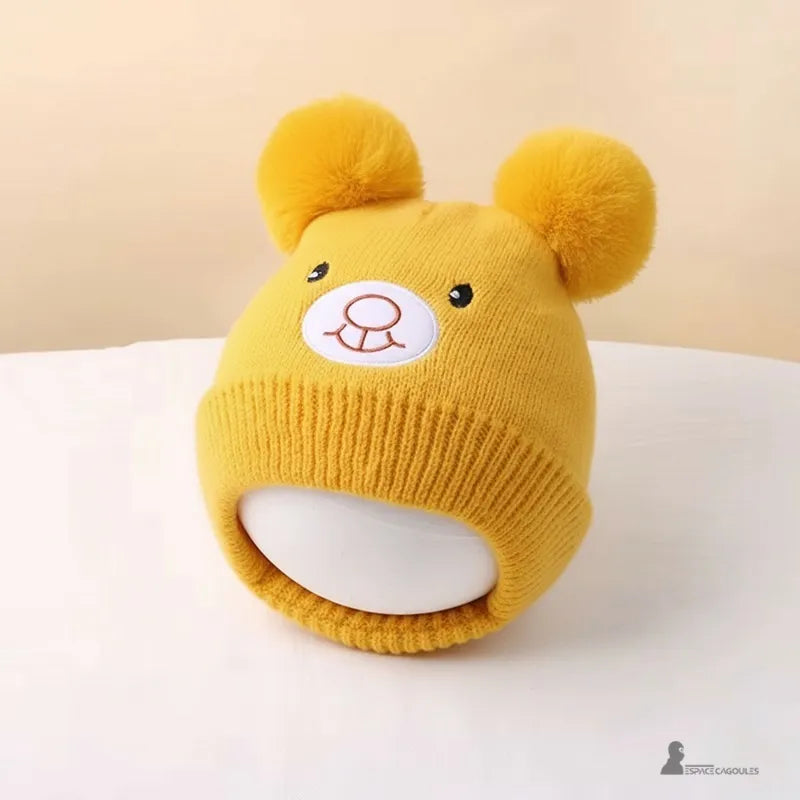 Bonnet Cagoule bébé jaune vif avec oreilles peluche et visage ourson, posé sur support neutre pour présentation produit, Espace Cagoules