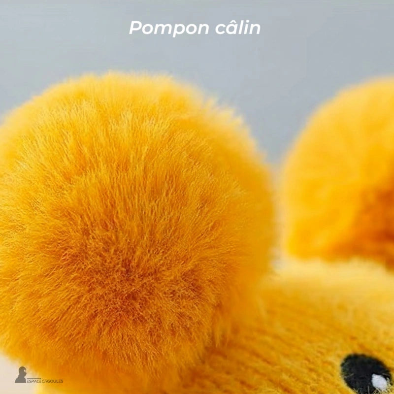 Bonnet Cagoule bébé gros plan pompon jaune du bonnet avec texture pelucheuse effet câlin, Espace Cagoules