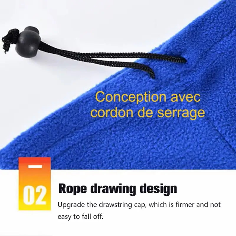 Cordon de serrage sur un bonnet cagoule gris en polaire, conçu pour ajuster parfaitement la taille et offrir une protection renforcée contre le froid.