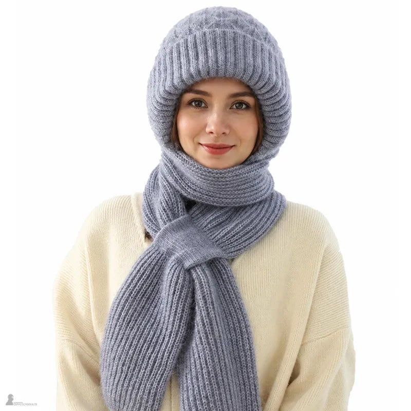 Bonnet cagoule Sofia gris porté de face, bonnet tricoté et écharpe intégrée nouée autour du cou - Espace Cagoules