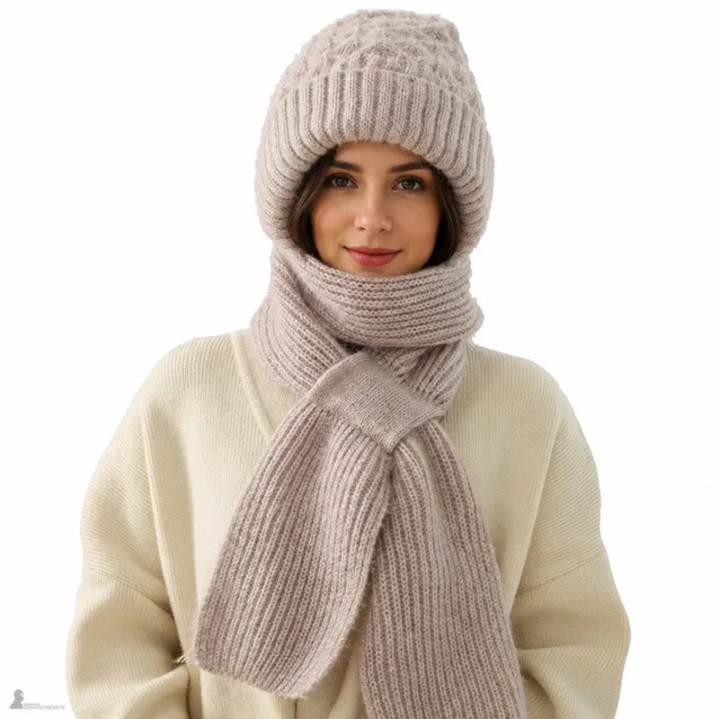 Bonnet cagoule Sofia beige rosé porté de face, écharpe attenante nouée sur un pull crème - Espace Cagoules