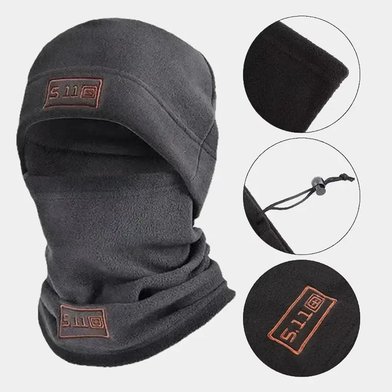 Vue détaillée d’un bonnet cagoule gris montrant ses finitions, coutures renforcées et sa conception polyvalente pour les activités outdoor en hiver.