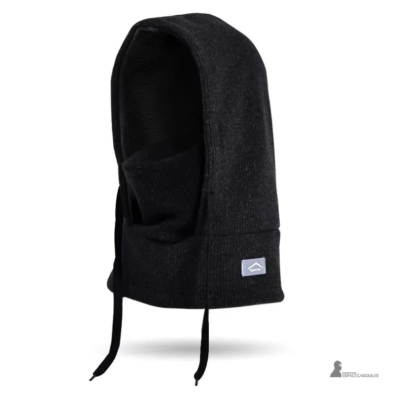 Bonnet cagoule enfant noir en polaire épaisse avec cordons ajustables et étiquette logo sur fond blanc - Espace Cagoules