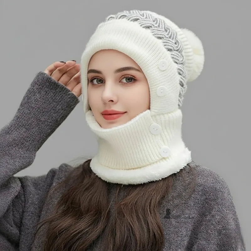 Weiße Damen-Sturmhaubenmütze, die vom Model getragen wird, Maske bis zum Kinn hochgezogen, dicker Strick und Bommel darüber, Espace Cagoules