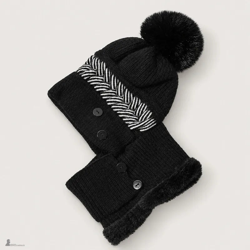 Bonnet cagoule femme Léna coloris noir posé à plat, pompon fausse fourrure et doublure polaire - Espace Cagoules