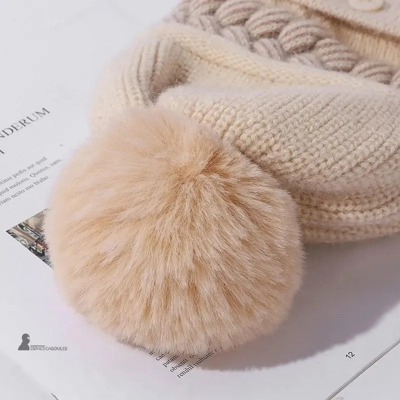 Fokus auf den Bommel der beigen Damen Sturmhaube Mütze aus weichem Strick, Espace Cagoules