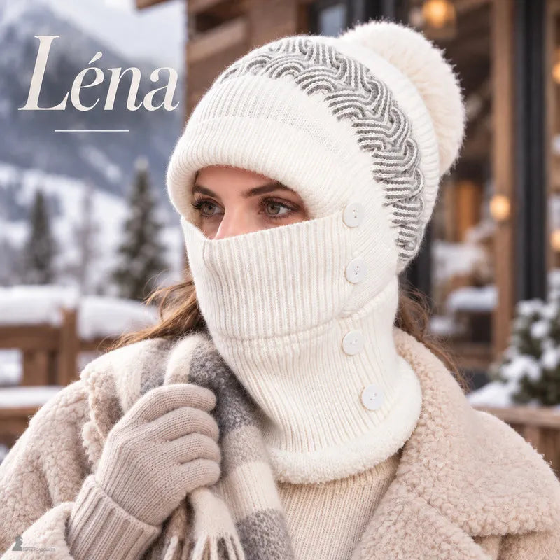 Femme portant le bonnet cagoule Léna blanc devant un chalet enneigé, masque relevé couvrant le visage - Espace Cagoules