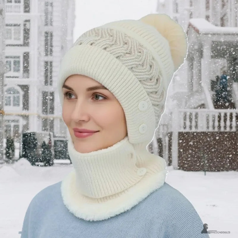 Bonnet cagoule femme blanc porté sous la neige, motif tressé et pompon, idéal pour l’hiver, Espace Cagoules