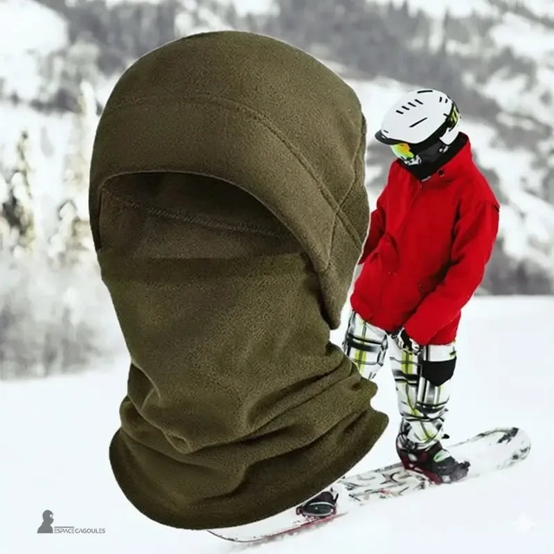 Bonnet  cagoule vert portée en extérieur dans la neige, idéale pour le ski ou le snowboard, Espace Cagoules
