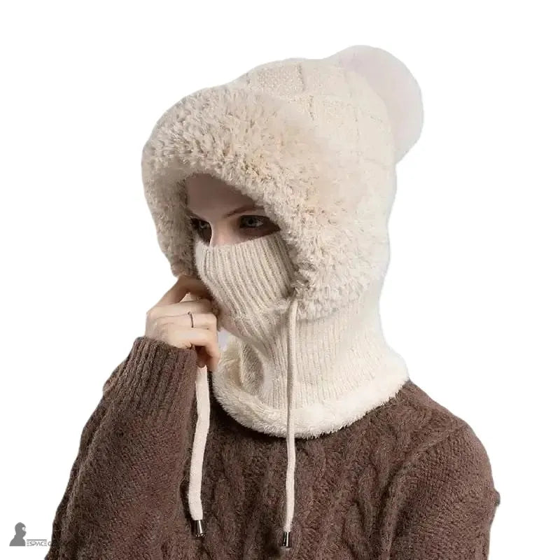 Stickad balaklavamössa – kvinna med beige balaklava stickad på neutral bakgrund – Espace Cagoules