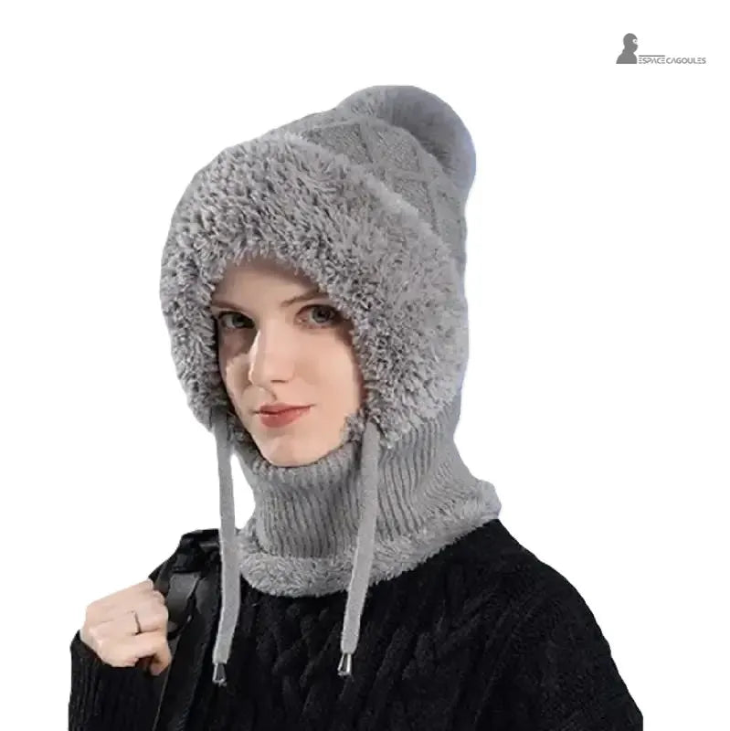 Vit eller grå stickad balaklava-mössa kvinna bär grå balaklava inomhus med vit bakgrund – Espace Cagoules