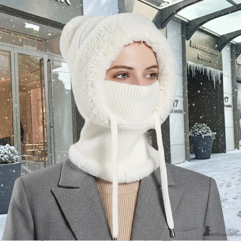 Kvinna med vit eller grå stickad balaklava som bär vit balaklava framför ett köpcentrum i snön – Espace Cagoules