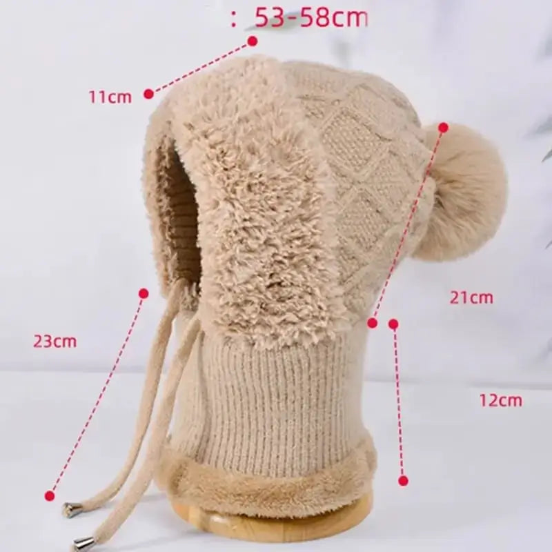 Vue détaillée d'un bonnet cagoule tricot kaki avec des dimensions indiquées (53-58 cm tour de tête), doublure en fausse fourrure et pompon, idéal pour les activités hivernales.