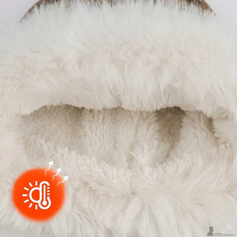 Bonnet chapka fourrure détail intérieur montrant la doublure épaisse et moelleuse de couleur blanche destinée à conserver la chaleur – Espace Cagoules