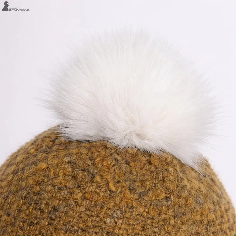 Bonnet chapka fourrure détail du pompon blanc volumineux fixé au sommet du bonnet tricoté texture tweed – Espace Cagoules