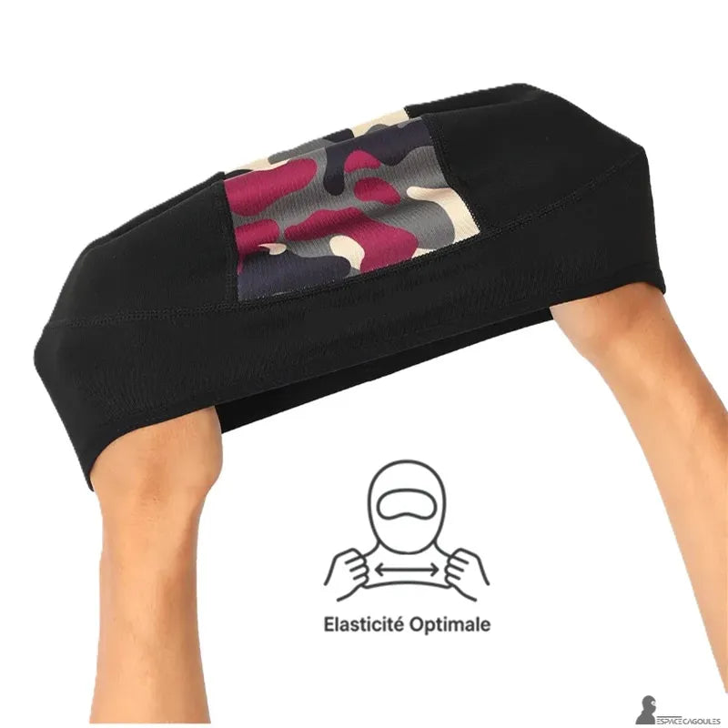 Bonnet sous casque moto démonstration de l’élasticité du tissu extensible avec étirement manuel du bonnet pour illustrer l’adaptation au tour de tête - Espace Cagoules
