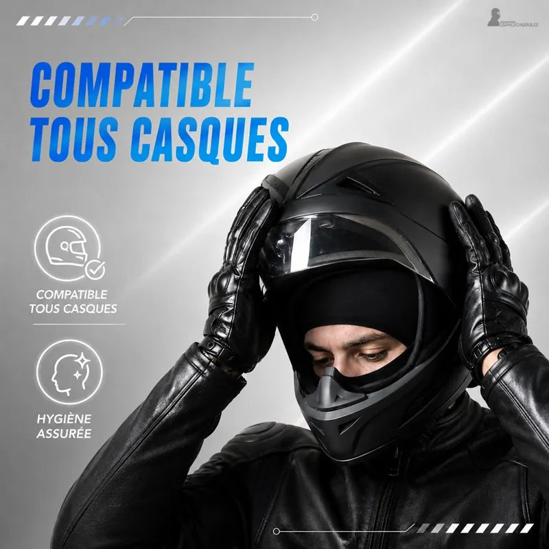 Motocyklista zakładający kask integralny na czapkę pod kask letni - Espace Cagoules