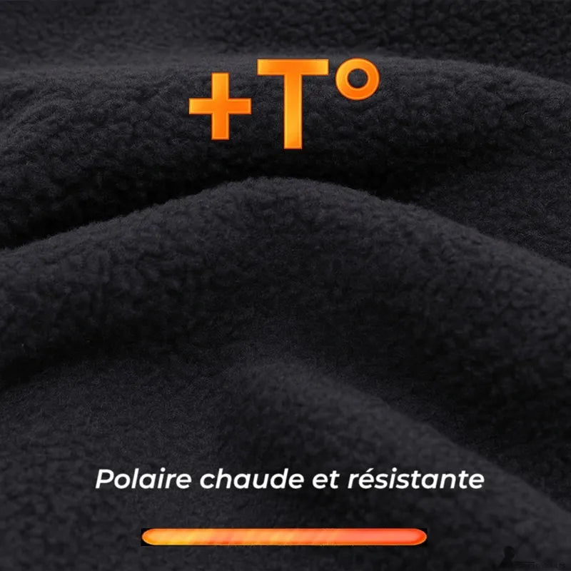 Bonnet sous casque moto détail macro de la doublure intérieure en polaire épaisse montrant la texture douce et isolante du tissu