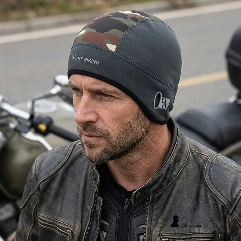 Bonnet sous casque moto porté par un motard avec veste en cuir, couvrant les oreilles et adapté au port sous casque lors d’un trajet routier - Espace Cagoules