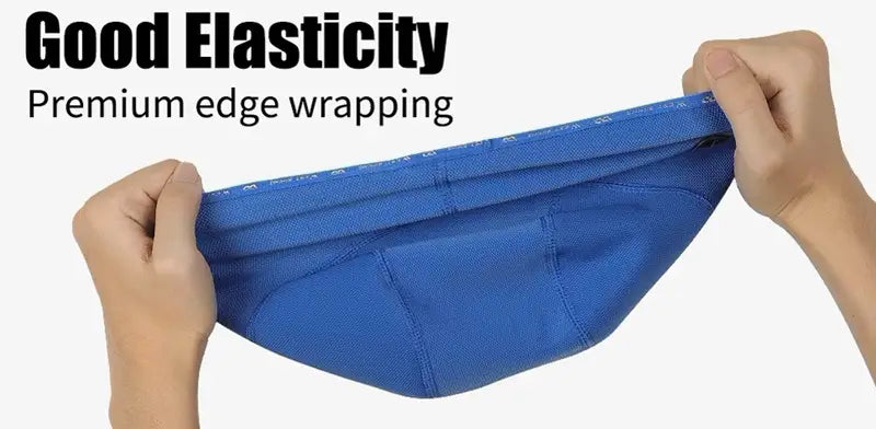 Bonnet sous casque vélo extensible en bleu, démontrant son élasticité et son ajustement parfait sous le casque pour un confort optimal.